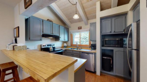 2 Bedroom and Loft cabin in the heart of many Mammoth activities